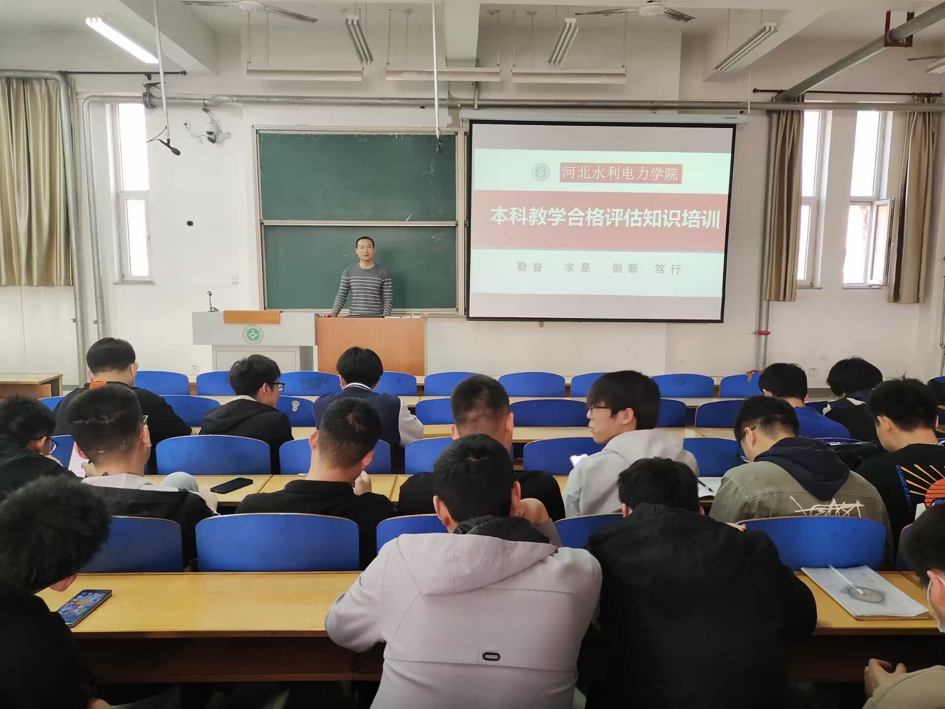 图1杨书记.jpg 图1杨书记.jpg